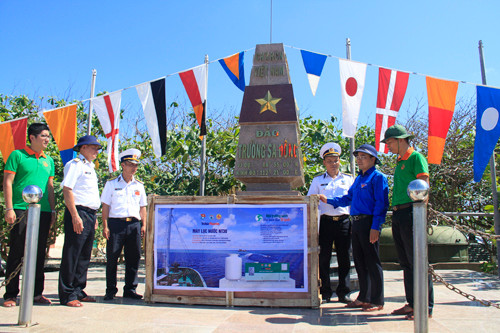 Tặng quà, giao lưu văn nghệ với chiến sỹ, nhân dân đảo Trường Sa ảnh 16