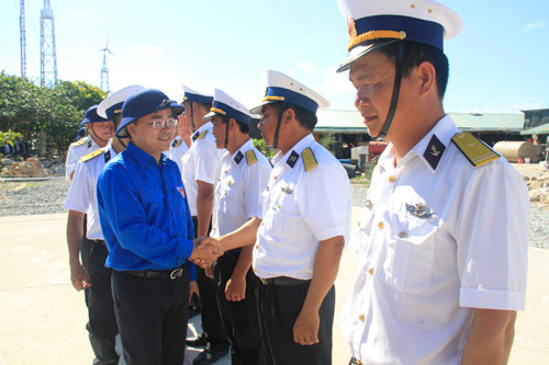 Tặng quà, giao lưu văn nghệ với chiến sỹ, nhân dân đảo Trường Sa ảnh 13