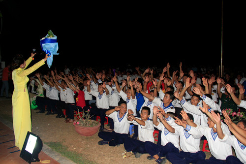 Tặng quà, giao lưu văn nghệ với chiến sỹ, nhân dân đảo Trường Sa ảnh 9