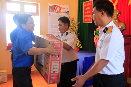 Tặng quà, giao lưu văn nghệ với chiến sỹ, nhân dân đảo Trường Sa ảnh 18