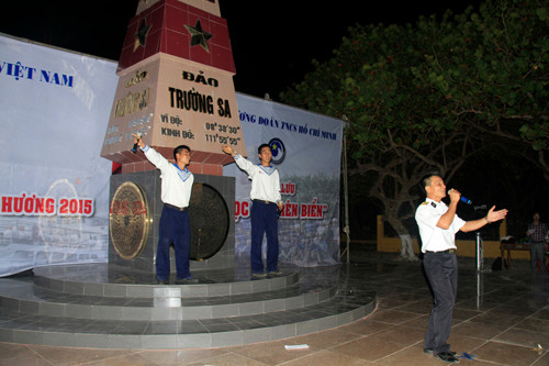Tặng quà, giao lưu văn nghệ với chiến sỹ, nhân dân đảo Trường Sa ảnh 11