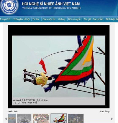 và bức “Dựt cờ” của ông Đỗ Văn Tri dự Liên hoan ảnh nghệ thuật Bắc Trung Bộ 2013. và bức “Dựt cờ” của ông Đỗ Văn Tri dự Liên hoan ảnh nghệ thuật Bắc Trung Bộ 2013