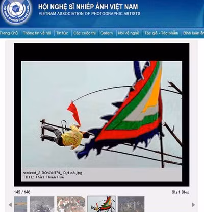 và bức “Dựt cờ” của ông Đỗ Văn Tri dự Liên hoan ảnh nghệ thuật Bắc Trung Bộ 2013