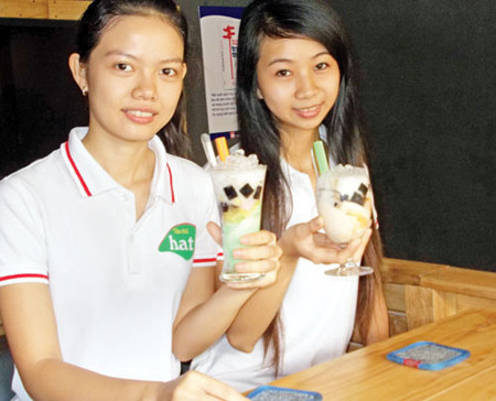 Tàu hũ gấc thập cẩm và tàu hũ dứa thập cẩm là những thức uống đặc trưng của quán tàu hũ Hat - Ảnh: Hải Yến. Tàu hũ gấc thập cẩm và tàu hũ dứa thập cẩm là những thức uống đặc trưng của quán tàu hũ Hat - Ảnh: Hải Yến