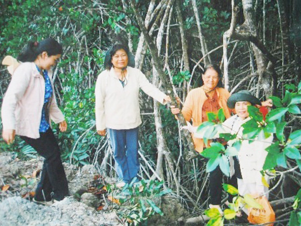 Bà Thu (thứ 2 từ trái) trong một chuyến vào rừng tìm hài cốt liệt sỹ. Bà Thu (thứ 2 từ trái) trong một chuyến vào rừng tìm hài cốt liệt sỹ