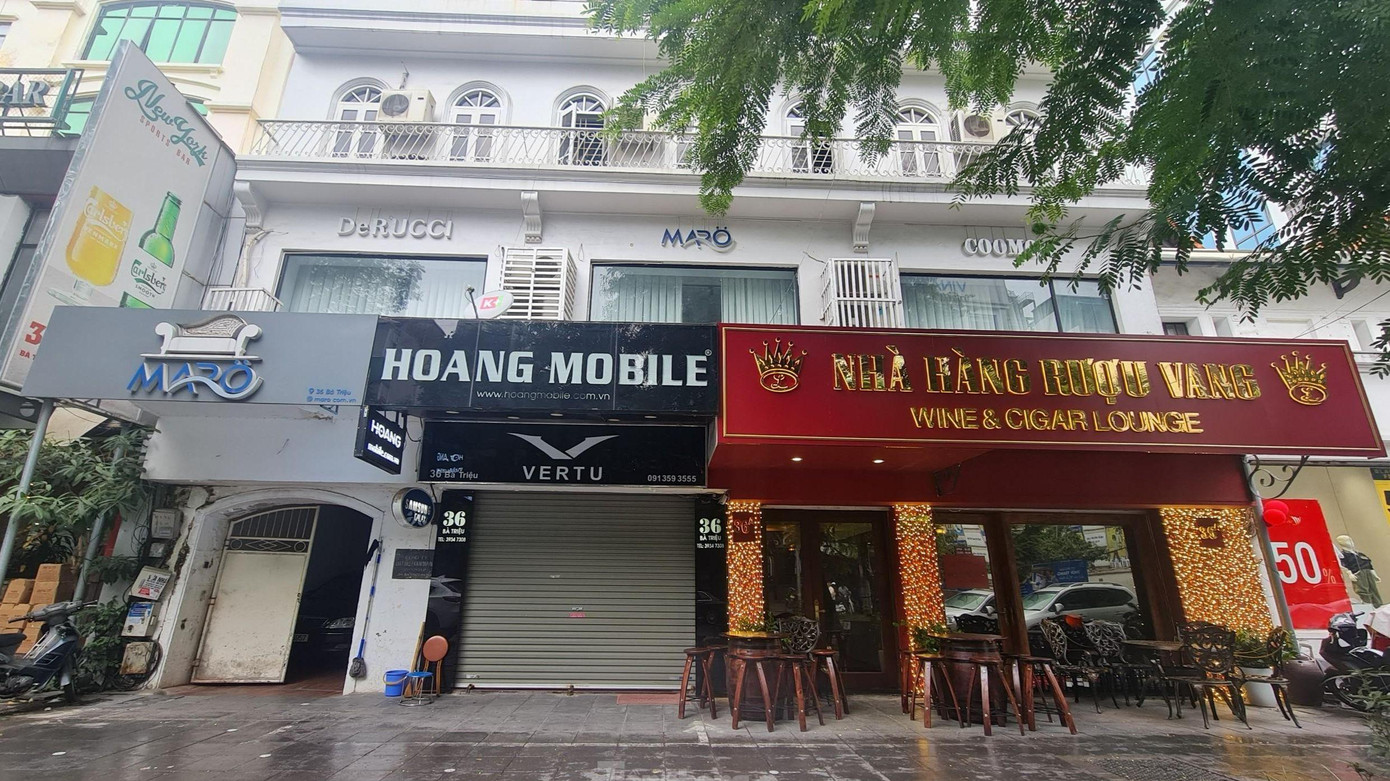 Việc quản lý, sử dụng quỹ nhà chuyên dùng trên địa bàn Thủ đô thời gian qua còn nhiều tồn tại, hạn chế, nhiều trường hợp sai phạm. Trong ảnh: Cơ sở nhà đất số nhà 36 Bà Triệu được Cty Xuất nhập khẩu tạp phẩm thuê nhưng sau đó đã cải tạo, xây dựng trái phép. Hiện có 3 cửa hàng kinh doanh trên mặt tiền phố Bà Triệu. Hợp đồng thuê nhà ký với Cty Xuất nhập khẩu tạp phẩm đã hết hiệu lực, Cty đang nợ tiền thuê… Ảnh: Ninh Phan.