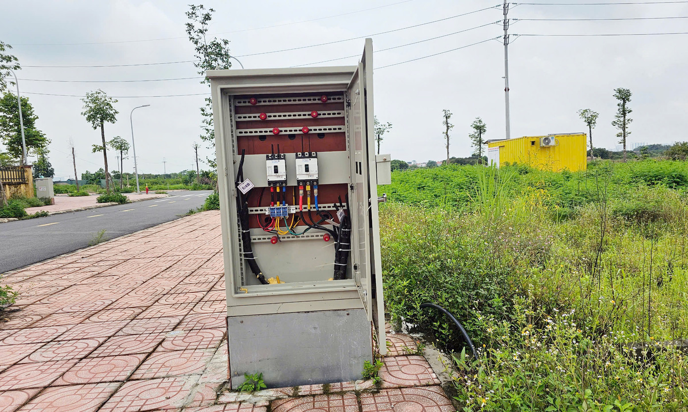Một tủ điện bung lắp tại khu đất đấu giá thôn Lòng Khúc tiềm ẩn nhiều nguy cơ mất an toàn.