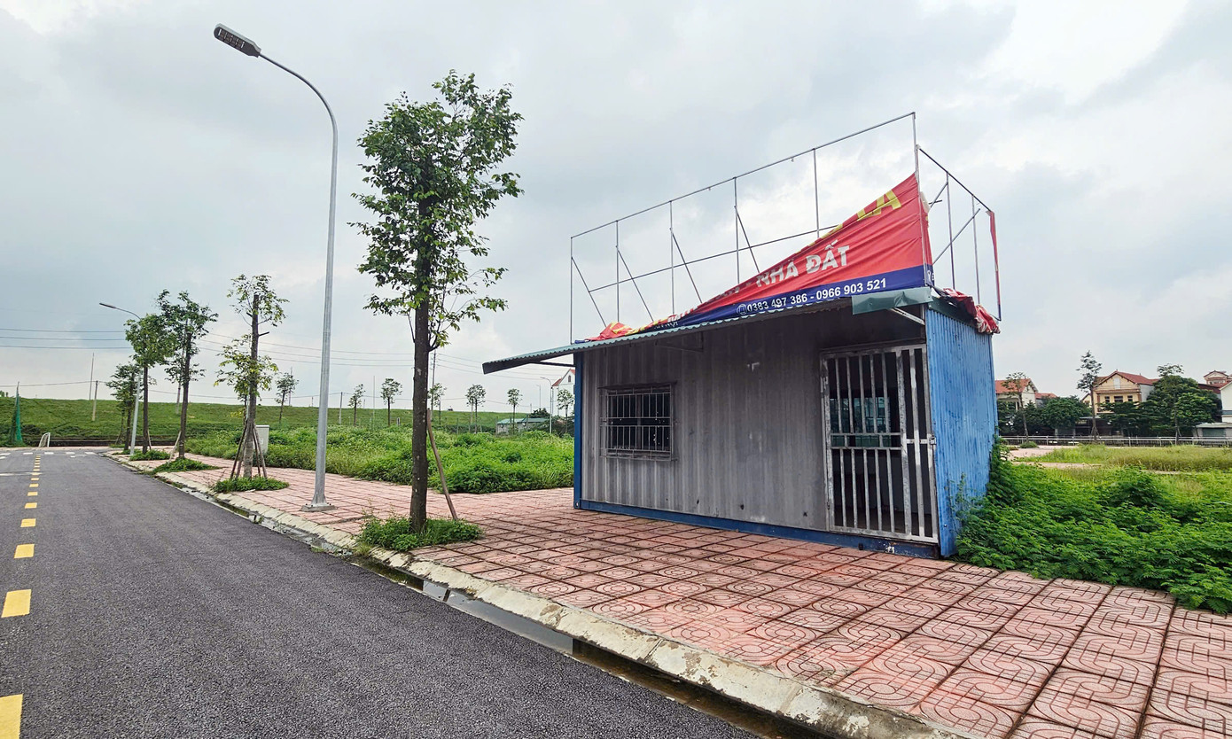 Thời điểm đó, ngay sau khi trúng đấu giá môi giới đổ xô đến khu đất dựng nhà tạm bằng thùng container treo biển công ty bất động sản để tư vấn, mời chào; các lô đất được "cò" đất rao bán với giá chênh từ 200-500 triệu đồng/lô. Thế nhưng, khi cơn "sốt đất" đấu giá qua đi, "cò" đất cũng rút lui chỉ để lại những tấm biển rách rưới, những thùng container đóng kín.
