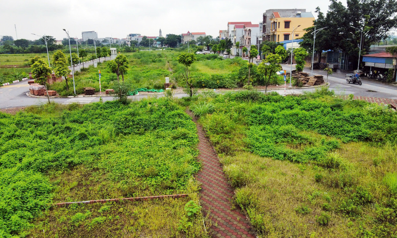 Tuy nhiên, theo ghi nhận của PV Tiền Phong, tại phần lớn các khu đất đấu giá này hiện nay không có người về ở... chỉ là những khu đất bỏ hoang, cỏ dại mọc um tùm.