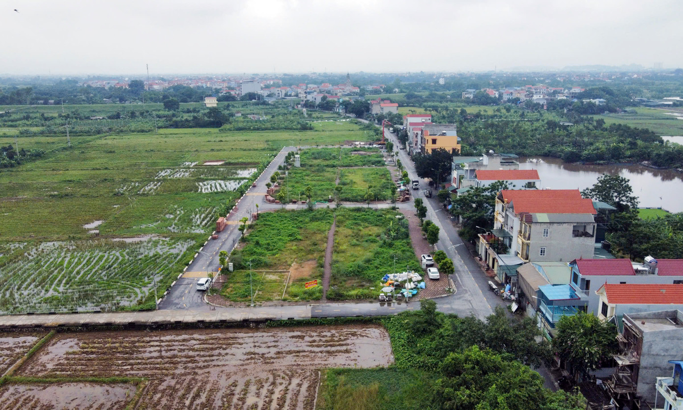 Hồi tháng 8/2024, nhiều huyện ngoại thành của Hà Nội (trước khi sắp xếp đơn vị hành chính - PV) như Thanh Oai, Hoài Đức, Mê Linh... rầm rộ tổ chức đấu giá đất. Giá trúng đấu giá ghi nhận mức cao bất thường, cao gấp chục lần so với giá khởi điểm, thậm chí có nơi lập đỉnh mới với giá hơn 100 triệu đồng/m2 tạo nên "cơn sốt" đất đấu giá thời điểm đó.