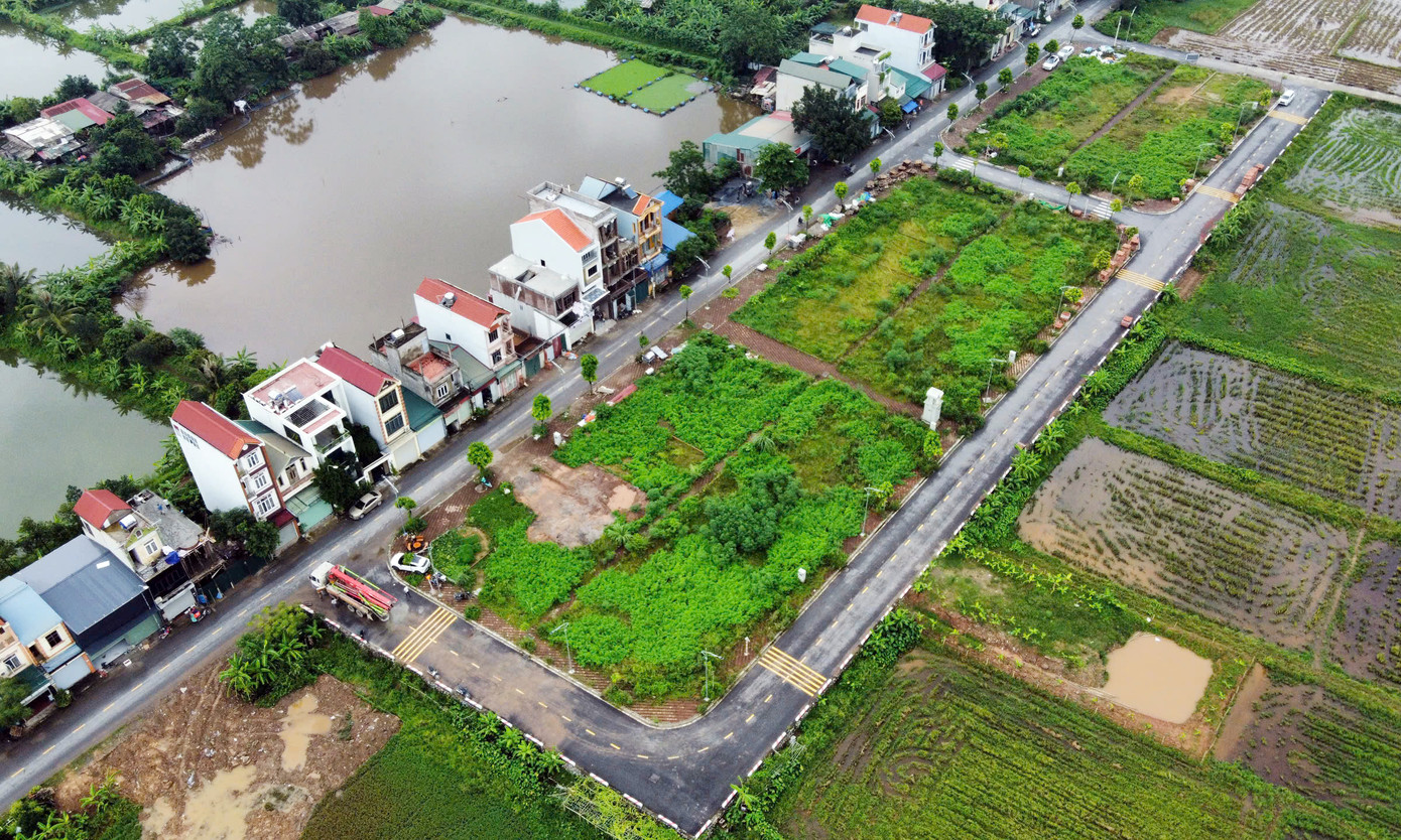 Đơn cử, ngày 10/8/2024, 68 thửa đất thuộc khu Ngõ Ba, thôn Thanh Thần, xã Thanh Cao, huyện Thanh Oai (hiện là xã Bình Minh) với diện tích từ 60-85m2 được đấu giá thành công, các lô đất trúng đấu giá trung bình từ 63 triệu đồng/m2 đến 80 triệu đồng/m2. Trong đó, lô đất có giá trúng cao nhất khoảng 100 triệu đồng/m2, gấp 8 lần so với giá khởi điểm. Tuy nhiên, nhiều lô sau đó bị bỏ cọc phải đấu giá lại.