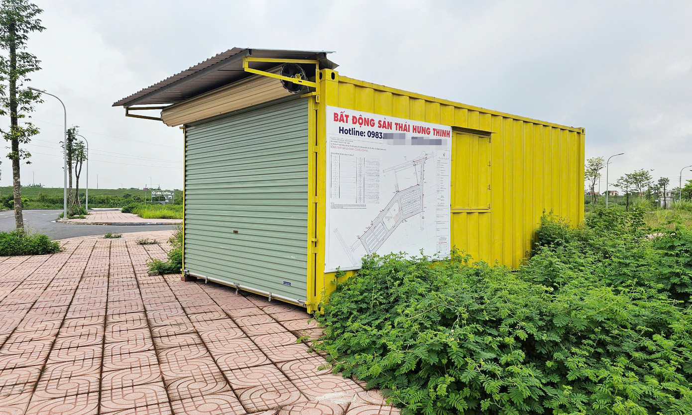 Thời điểm đó, ngay sau khi trúng đấu giá môi giới đổ xô đến khu đất dựng nhà tạm bằng thùng container treo biển công ty bất động sản để tư vấn, mời chào; các lô đất được "cò" đất rao bán với giá chênh từ 200-500 triệu đồng/lô. Thế nhưng, khi cơn "sốt đất" đấu giá qua đi, "cò" đất cũng rút lui chỉ để lại những tấm biển rách rưới, những thùng container đóng kín.