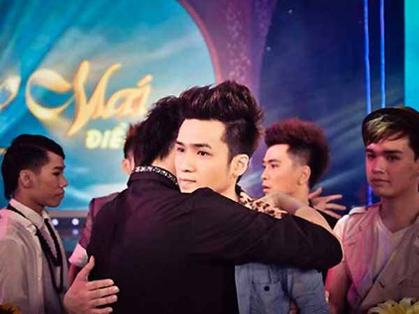 Vũ Hà Anh: “Quyết định của cá nhân tôi, không hề có áp lực nào từ bên ngoài”.Trong ảnh: Cái ôm từ biệt của Việt Anh dành cho Hà Anh Ảnh: Hoàng Trương