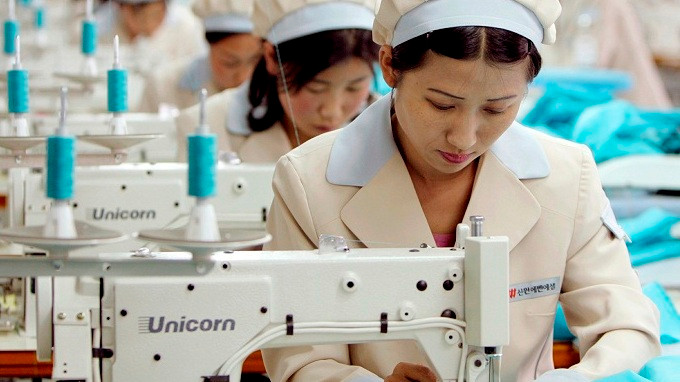 Công nhân Triều Tiên làm việc tại Khu công nghiệp Kaesong - Ảnh: Reuters
