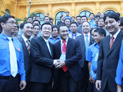 Chủ tịch nước Trương Tấn Sang gặp gỡ thanh niên tiêu biểu nhận giải thưởng Khi Tổ quốc cần. Ảnh: Hải Yến