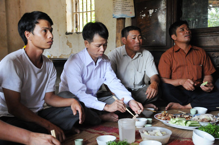 Ông Ấn bên mâm cơm gia đình ngày đoàn tụ. Ảnh: Tuấn Nguyễn