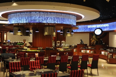 Với diện tích 1000m2 và sức chứa tới 400 chỗ ngồi, Grand Brothers Buffetlà điểm đến lý tưởng để thực khách thư giãn, chia sẽ, gắn kết