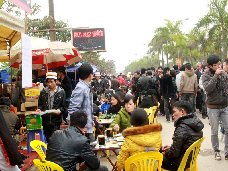 Hàng quán lấn chiếm xuống cả lòng đường