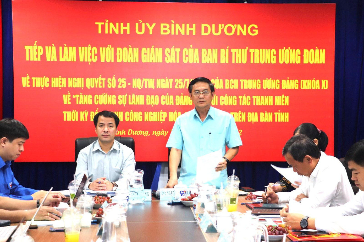Bí thư Trung ương Đoàn Ngô Văn Cương (trái) làm việc tại Bình Dương