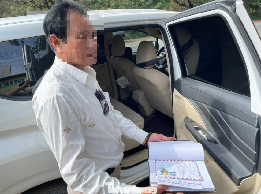 Người đàn ông vừa nhận phong bì thì bị công an bắt giữ. Người đàn ông vừa nhận phong bì thì bị công an bắt giữ.