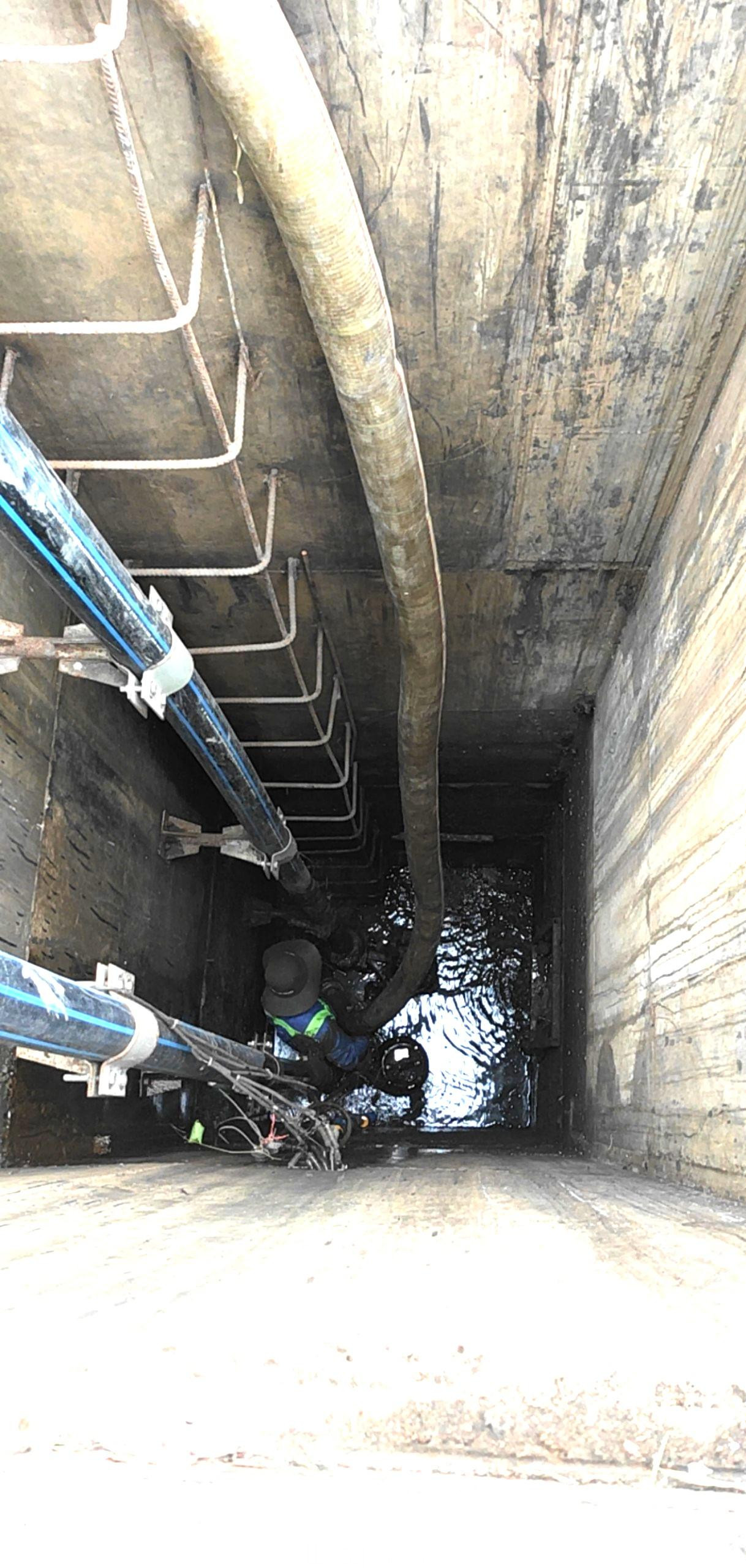 Công nhân kỹ thuật đến khắc phục sự cố ngập do tắc nghẽn đường ống