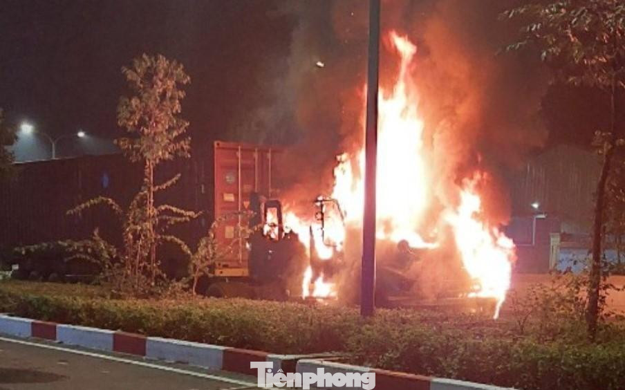 Cabin xe container bốc cháy dữ dội.