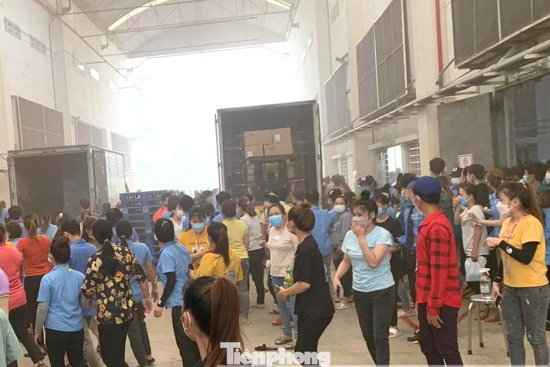 Công nhân tháo chạy ra khỏi nhà xưởng