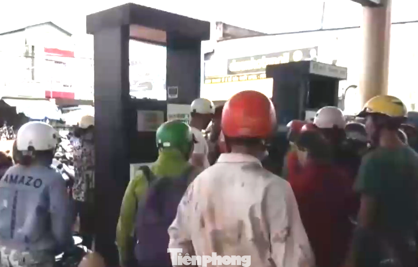 Người dân chen nhau đổ xăng tại cửa hàng đang phục vụ.