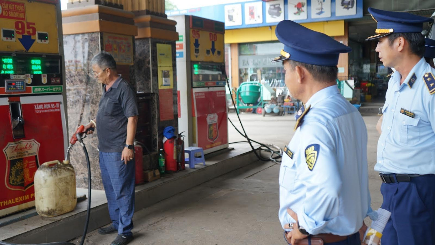Ngành chức năng Bình Dương kiểm tra các cây xăng treo biển hết xăng và chưa phát hiện có dấu hiệu găm hàng