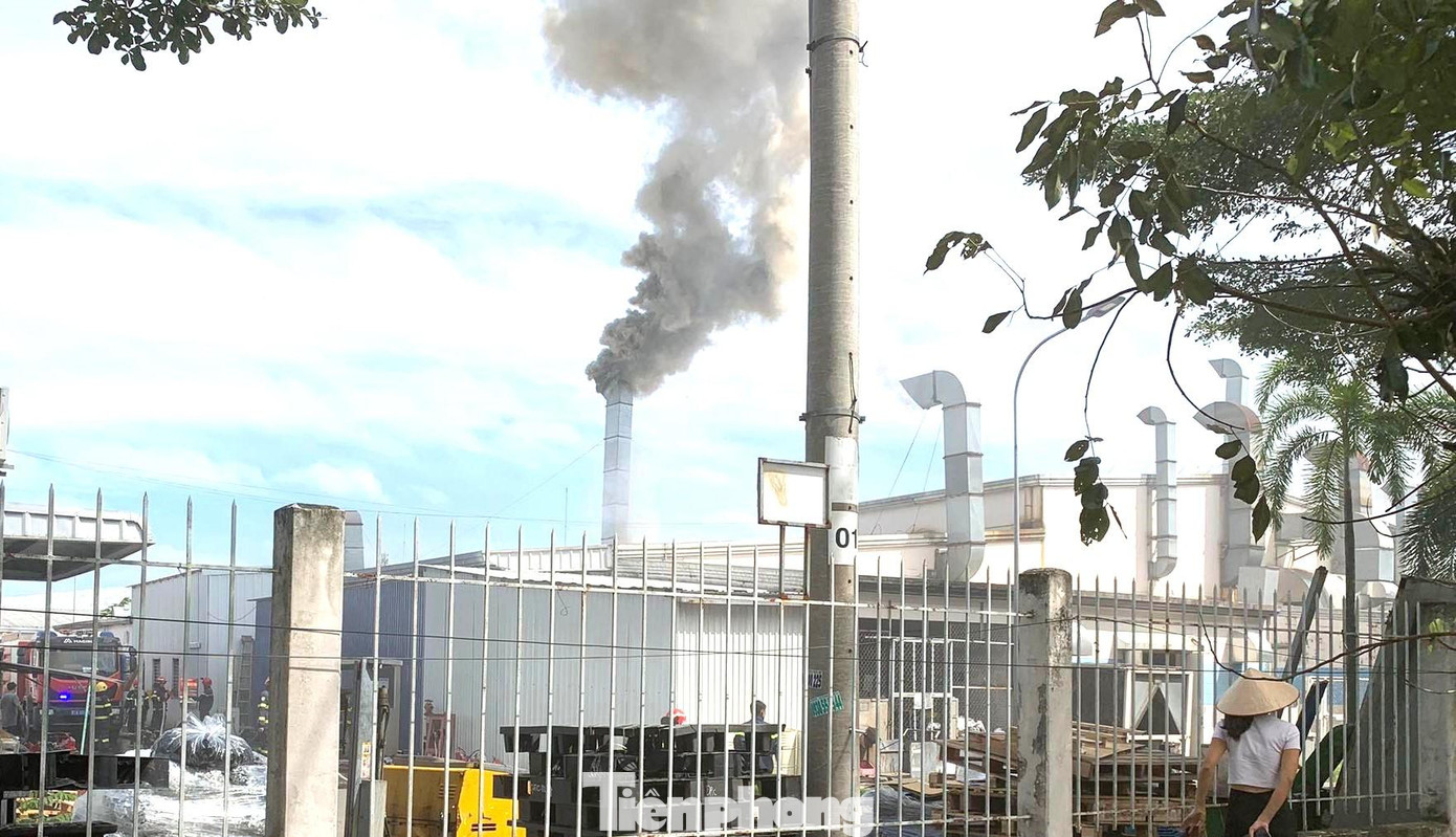 Nhà xưởng bốc cháy khi công nhân đang làm việc