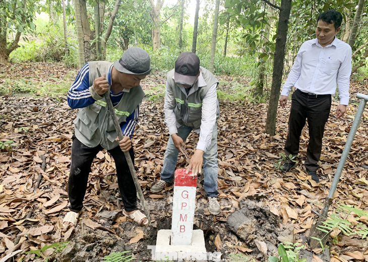 Lực lượng chức năng thực hiện cắm mốc lộ giới đường Vành đai 3