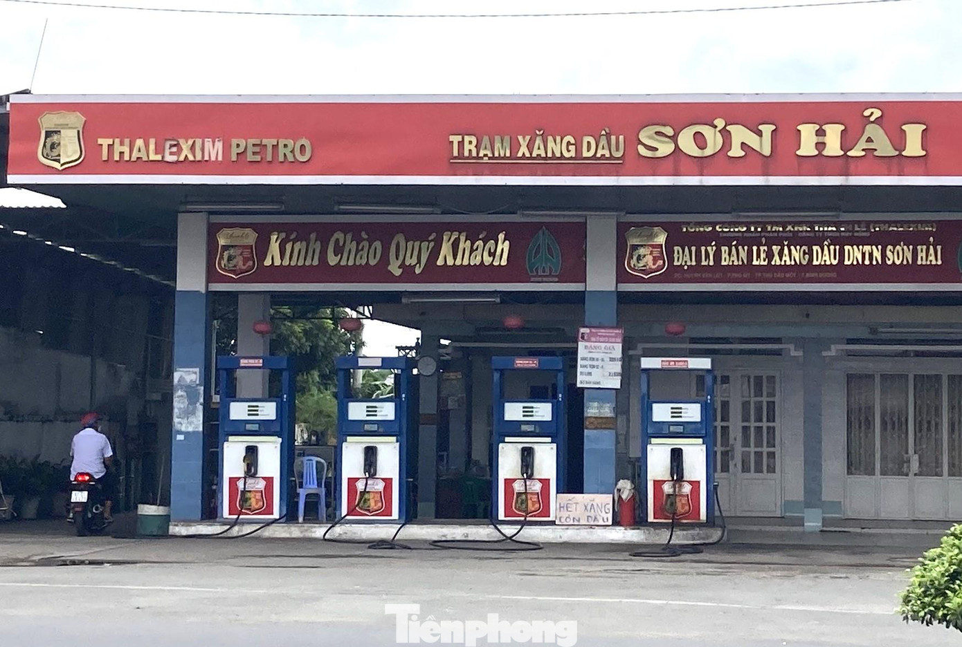 Cây xăng ở TP Thủ Dầu Một để biển hết xăng.