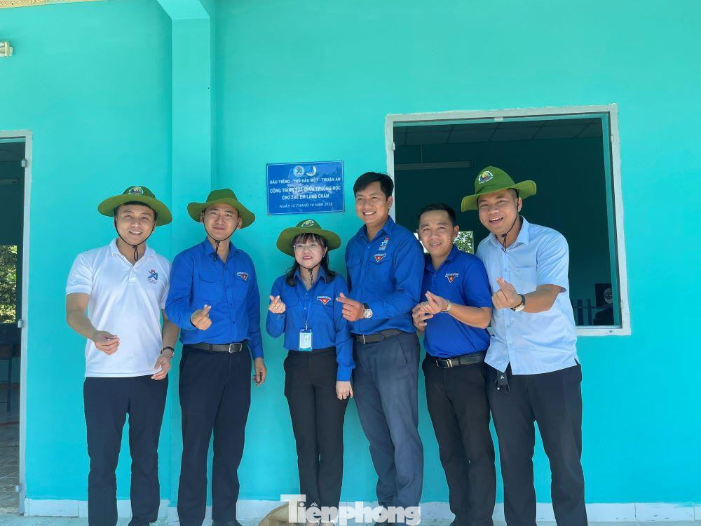 Ban tổ chức thực hiện công trình sửa trường cho các em học sinh làng Chăm