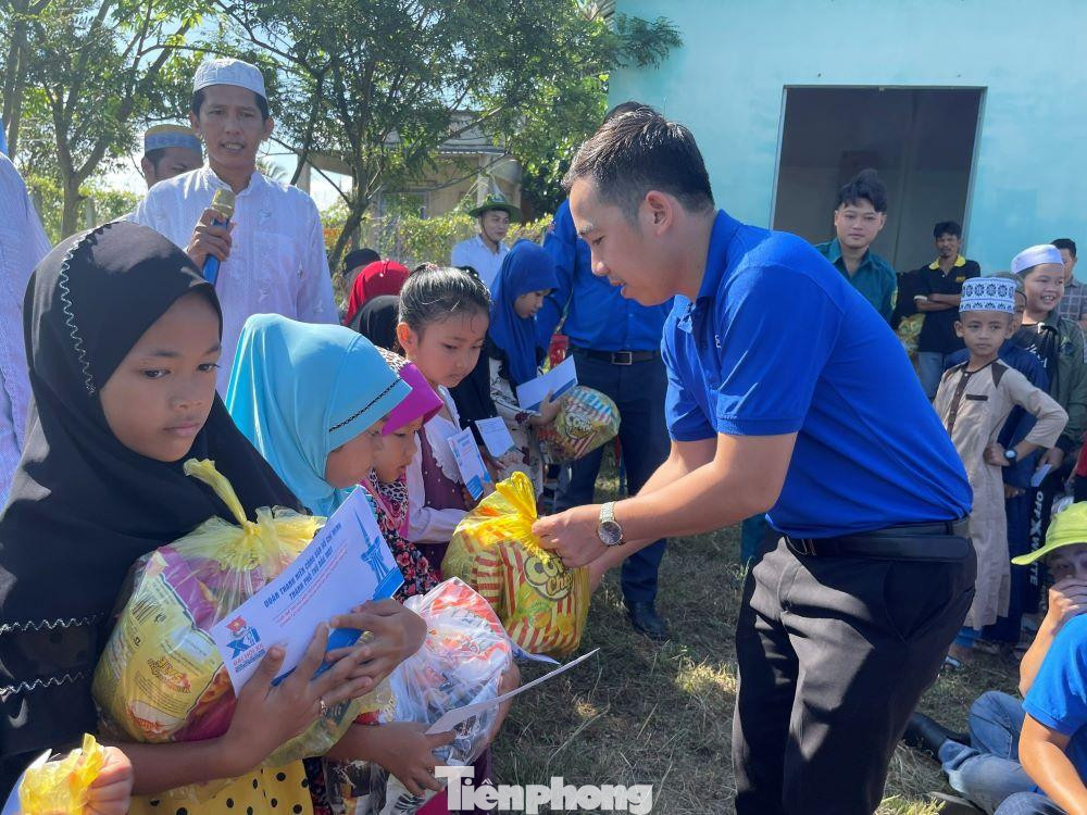 Các em thiếu nhi ở làng Chăm huyện Dầu Tiếng nhận quà từ ban tổ chức