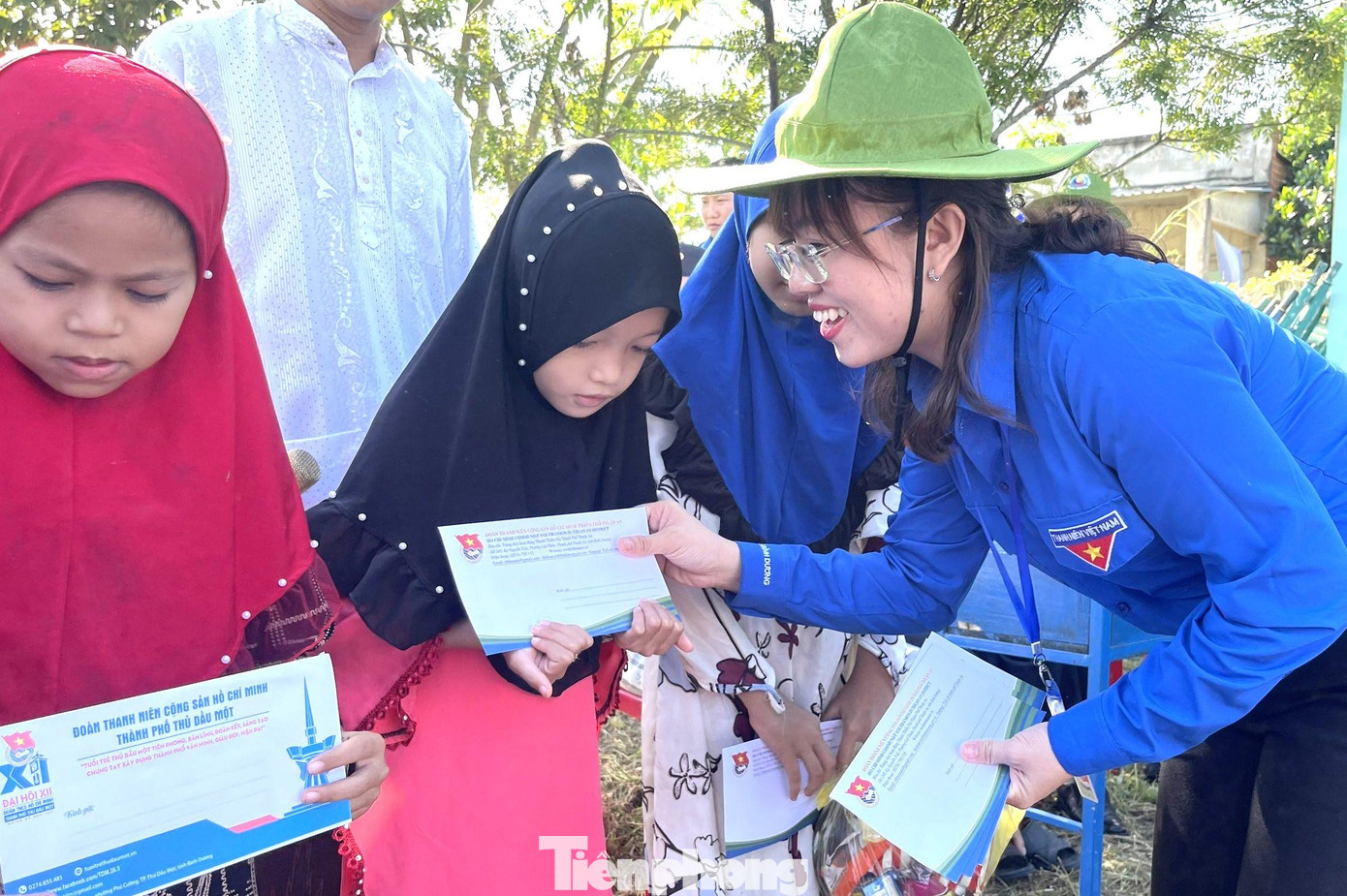 Bí thư Thành Đoàn Thuận An Phạm Nguyễn Phương Thà trao học bổng cho trẻ em làng Chăm