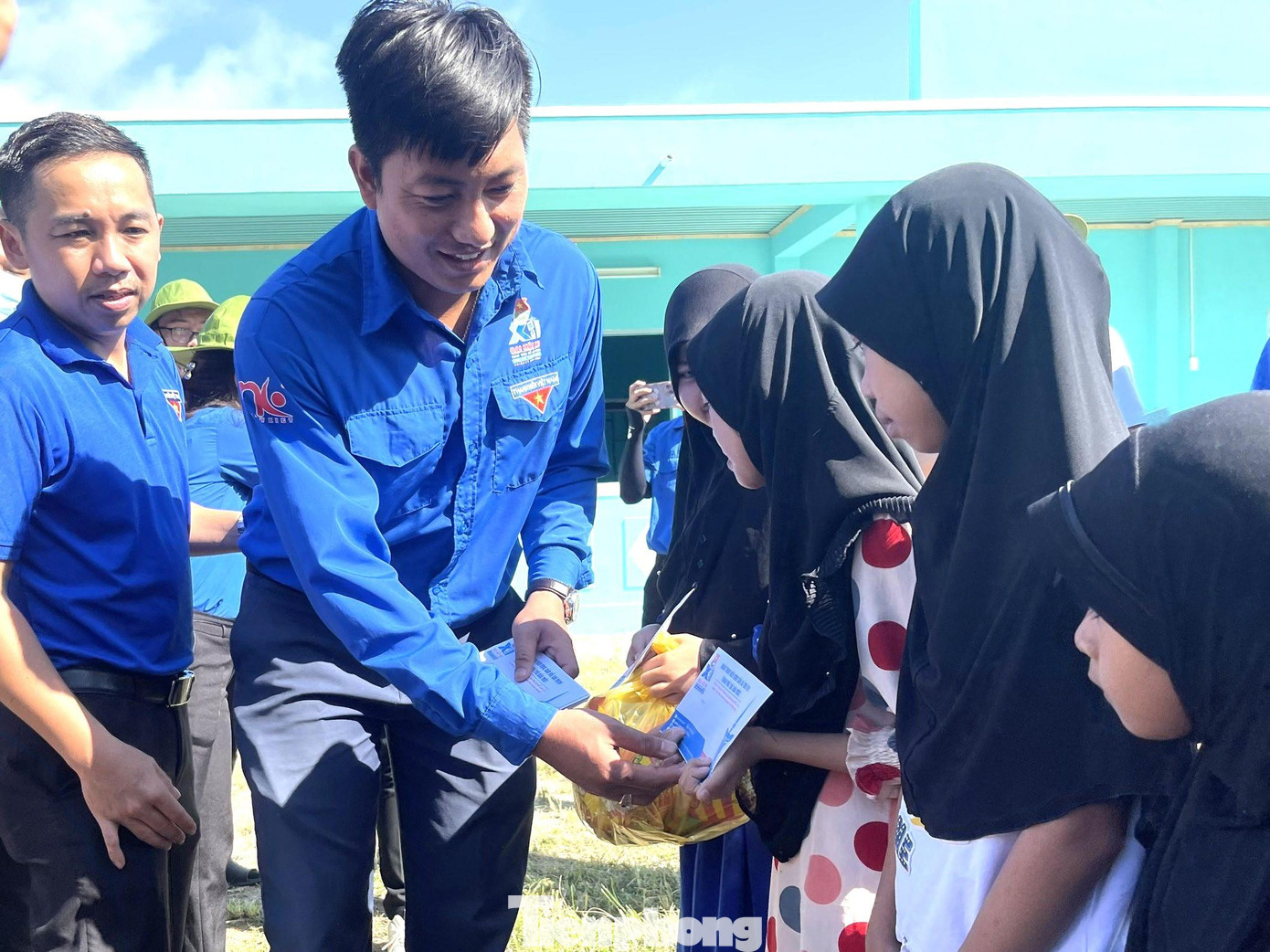 Bí thư Thành Đoàn Thủ Dầu Một Nguyễn Minh Tâm trao học bổng cho trẻ em làng Chăm