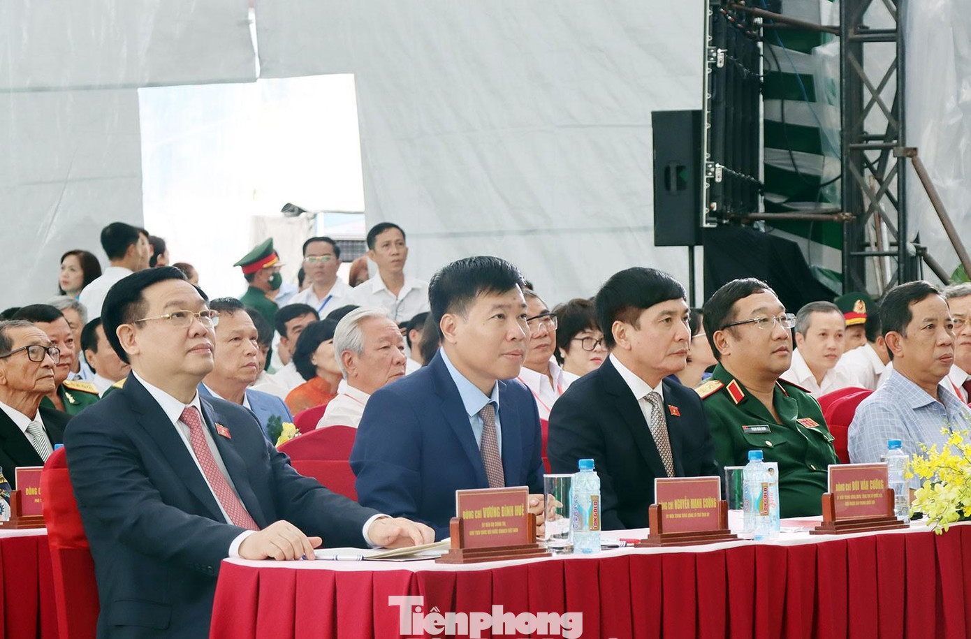 Chủ tịch Quốc hội và các đại biểu dự lễ công bố thành lập thị xã Chơn Thành Chủ tịch Quốc hội và các đại biểu dự lễ công bố thành lập thị xã Chơn Thành