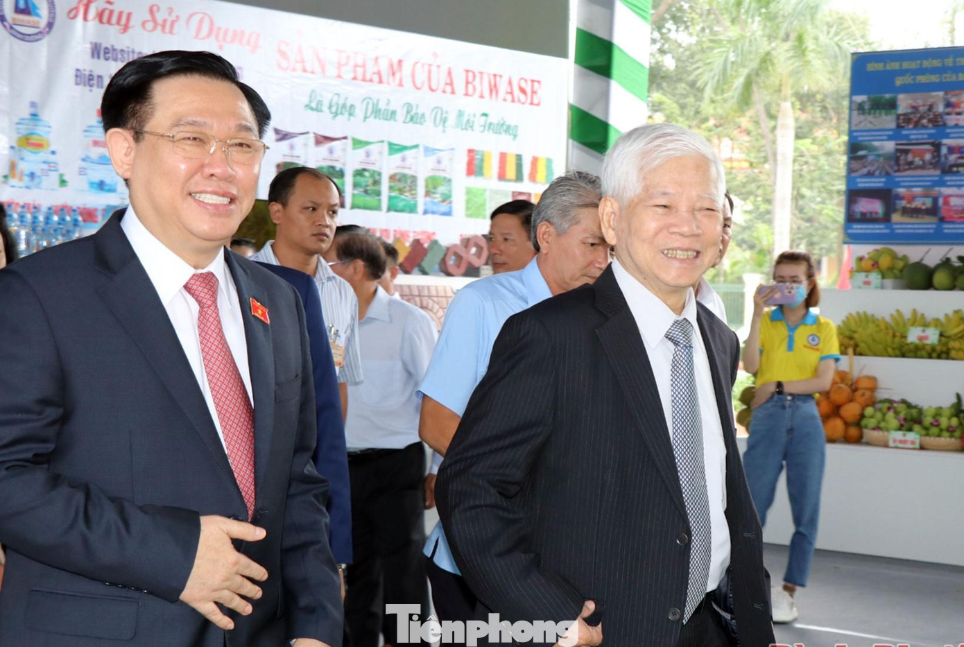 Chủ tịch Quốc hội Vương Đình Huệ và nguyên Chủ tịch nước Nguyễn Minh Triết dự lễ công bố thành lập thị xã Chơn Thành Chủ tịch Quốc hội Vương Đình Huệ và nguyên Chủ tịch nước Nguyễn Minh Triết dự lễ công bố thành lập thị xã Chơn Thành