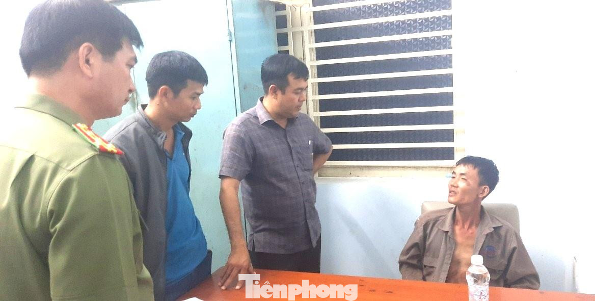 Lê Văn Thương (ngồi) được xác định là người dùng dao đâm hai người tử vong