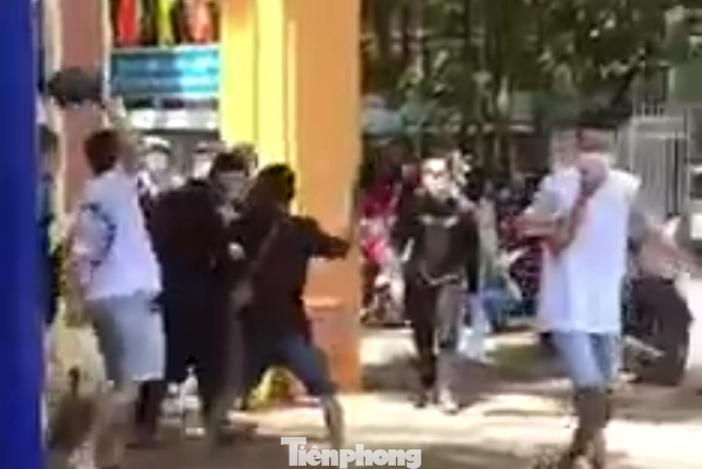 Nam sinh bị đánh hội đồng trước cổng trường Nam sinh bị đánh hội đồng trước cổng trường