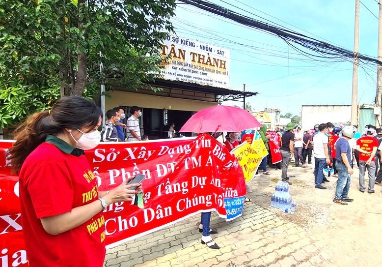 Người dân treo băng rôn gây sức ép chủ đầu tư