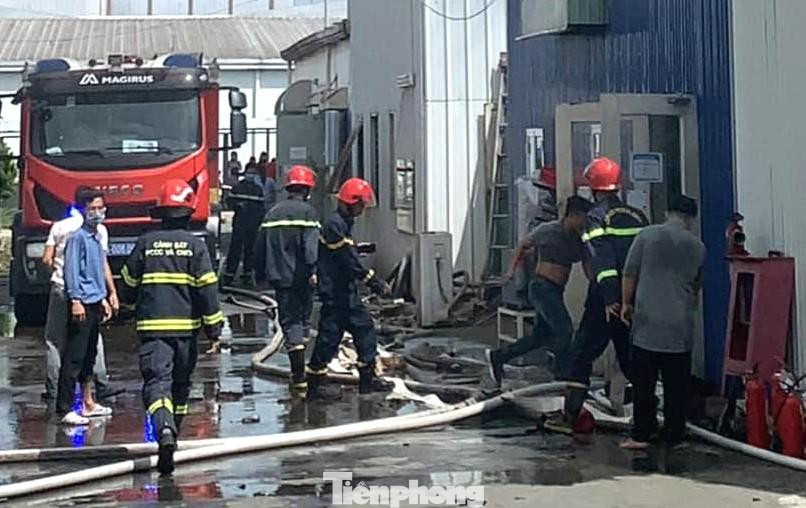 Lực lượng chức năng chữa cháy tại hiện trường