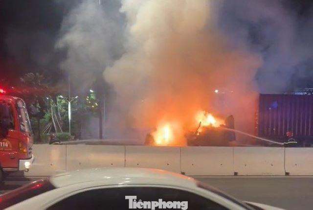 Lực lượng chức năng nỗ lực khống chế ngọn lửa.