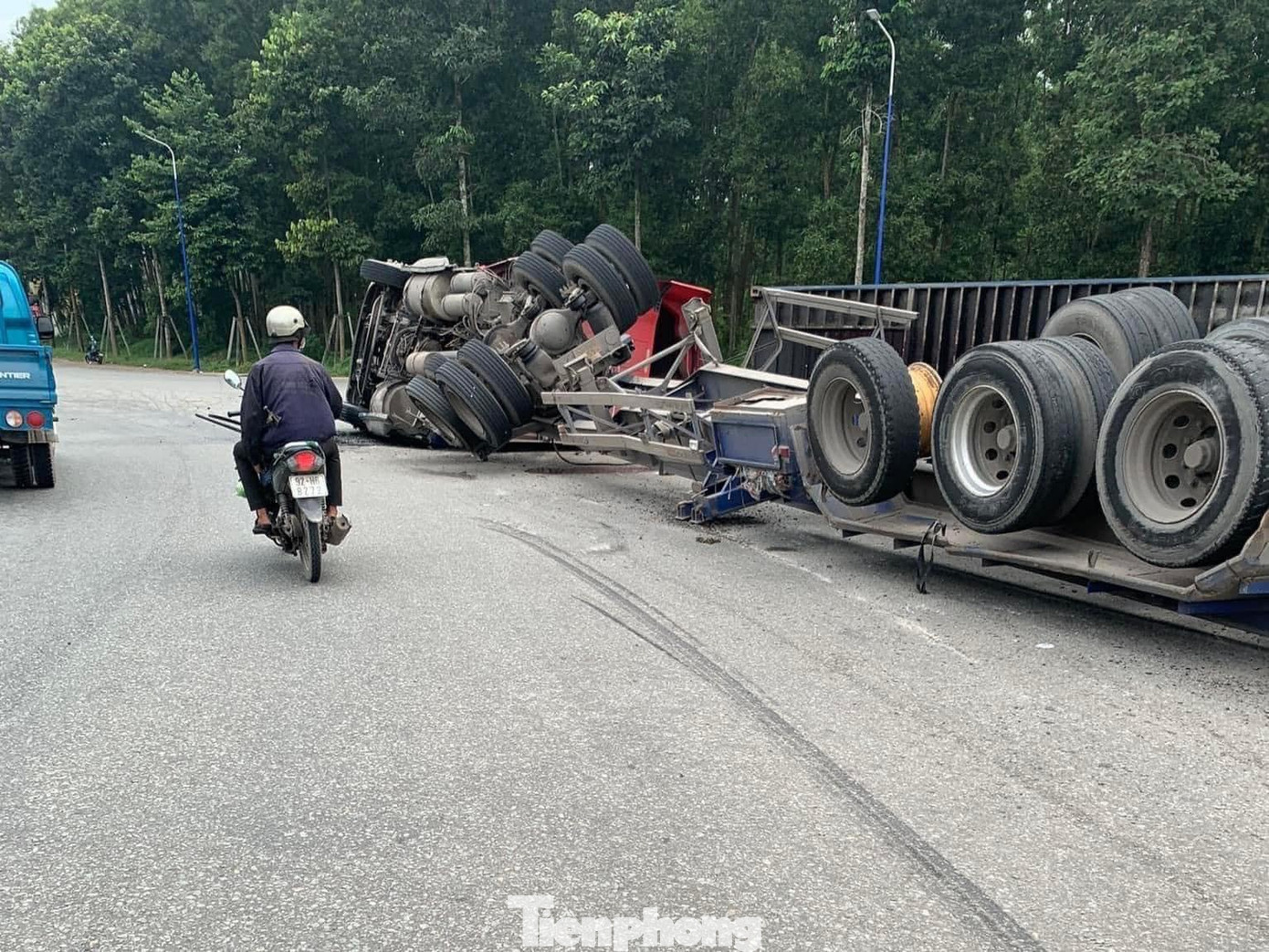 Xe container lật ngửa tại vòng xoay Mỹ Phước 3