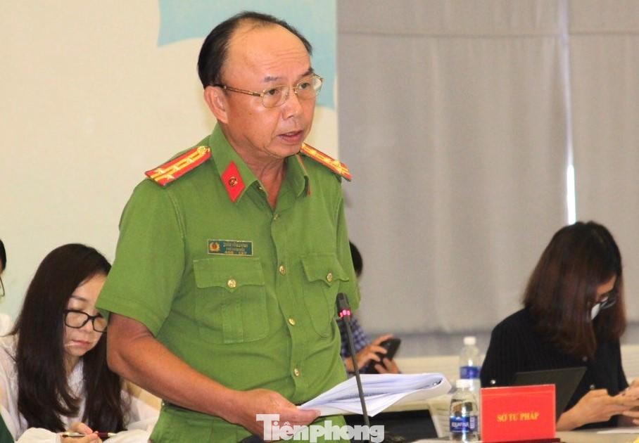 Đại tá Trần Văn Chính thông tin tại họp báo