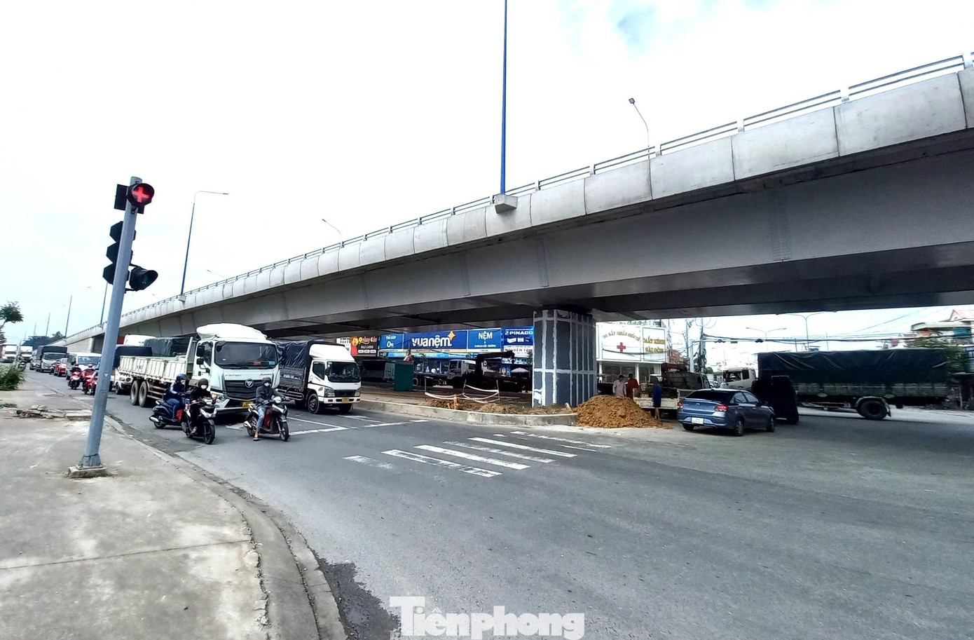 Cầu vượt ngã tư 550 được thiết kế vận tốc 60km/giờ, bề rộng toàn mặt cầu 16m, bề rộng xe chạy 14m. Cầu có kết cấu thép liên tục, bản mặt cầu bằng bê tông cốt thép - khẩu độ lớn nhất 40 m bao gồm 5 nhịp. Tổng chiều dài cầu 203,4m. Cầu vượt ngã tư 550 được thiết kế vận tốc 60km/giờ, bề rộng toàn mặt cầu 16m, bề rộng xe chạy 14m. Cầu có kết cấu thép liên tục, bản mặt cầu bằng bê tông cốt thép - khẩu độ lớn nhất 40 m bao gồm 5 nhịp. Tổng chiều dài cầu 203,4m.