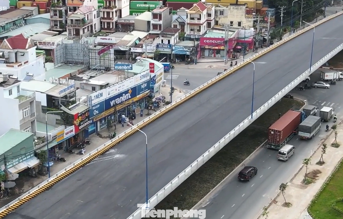 Ngoài việc đầu tư xây dựng cầu vượt tại ngã tư 550, Bình Dương đã triển khai dự án thi công nâng cấp, mở rộng toàn tuyến đường ĐT 743, ĐT 743B. Ngoài việc đầu tư xây dựng cầu vượt tại ngã tư 550, Bình Dương đã triển khai dự án thi công nâng cấp, mở rộng toàn tuyến đường ĐT 743, ĐT 743B.