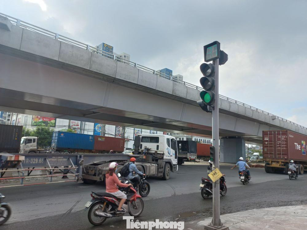 Để đảm bảo an toàn, ngành chức năng Bình Dương đề nghị nhà thầu thi công các hạng mục lớn vào ban đêm, đồng thời cấm các phương tiện di chuyển vào một số tuyến đường. Để đảm bảo an toàn, ngành chức năng Bình Dương đề nghị nhà thầu thi công các hạng mục lớn vào ban đêm, đồng thời cấm các phương tiện di chuyển vào một số tuyến đường.