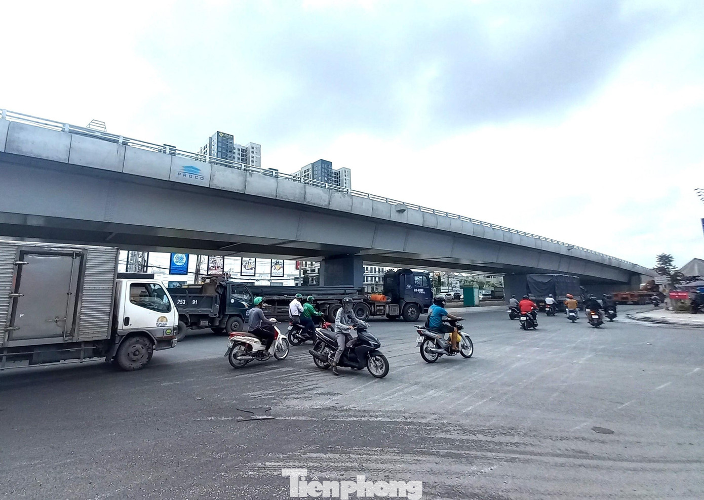 Do cầu vượt chưa đưa vào hoạt động, các phương tiện bị hạn chế lưu thông và chỉ cho phép đi ở khu vực dành riêng nhỏ hẹp dẫn đến việc thường xảy ra ùn ứ. Do cầu vượt chưa đưa vào hoạt động, các phương tiện bị hạn chế lưu thông và chỉ cho phép đi ở khu vực dành riêng nhỏ hẹp dẫn đến việc thường xảy ra ùn ứ.