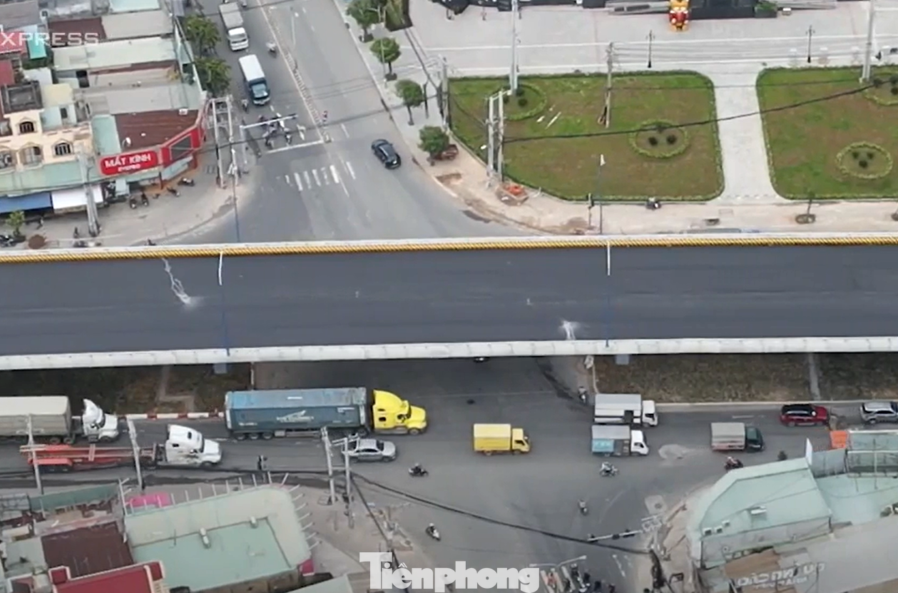 Tuyến đường ĐT 743 là tuyến đường giao thông huyết mạch liên kết vùng, hàng ngày lưu lượng phương tiện đi lại rất đông, nhất là xe container chở hàng hóa. Do đó tình trạng kẹt xe ở 2 nút giao thông này thường xuyên xảy ra. Tuyến đường ĐT 743 là tuyến đường giao thông huyết mạch liên kết vùng, hàng ngày lưu lượng phương tiện đi lại rất đông, nhất là xe container chở hàng hóa. Do đó tình trạng kẹt xe ở 2 nút giao thông này thường xuyên xảy ra.